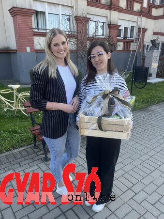 Barna Emma kolléganőnk átadta Gulyás Viktóriának a Dimalis-borválogatást (Tóth Roland felvétele)