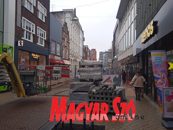 Ismerős kép? Eindhoven központját is „fejlesztik”, akárcsak Újvidékét. A különbség csak az, hogy az építkezési kerítések nem torlaszolják el a belvárost éveken keresztül, folyamatosan. A lehető legrövidebb idő alatt elvégzik a munkát, és még a leszűkített gyalogfolyosó sem okoz bosszúságot a járókelőknek. Működik minden. (Fotó: Szeli Balázs)