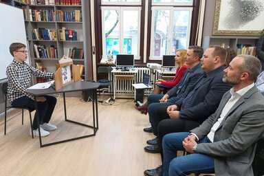 A megnyitón Szabó Vilmos részletet olvasott fel Juhász Erzsébet Régi ház című meséjéből (Facebook)