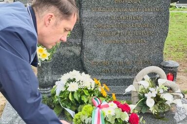 Dr. Pásztor Bálint Potápi Árpád János sírjánál (Fotó: Facebook/Dr. Pásztor Bálint)
