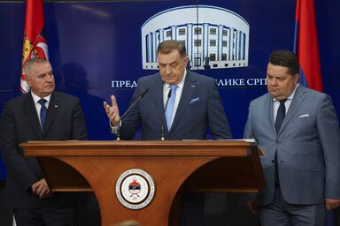 Radovan Višković, Milorad Dodik és Nenad Stevandić egy korábbi sajtótájékoztatón (A Beta archív felvétele)