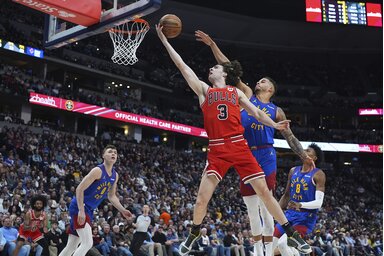 Giddey (pirosban) tartja életben a Bulls reményeit (Fotó: Beta/AP)