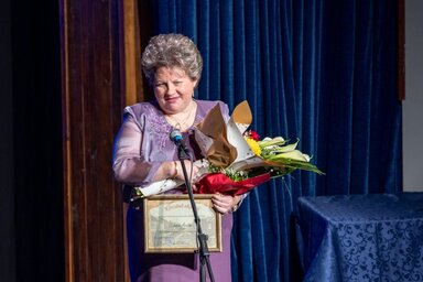 Tóth Anita az oklevéllel (Tóth Péter felvétele)