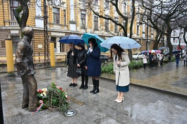 A Szabadkai Városi Könyvtár munkatársai tisztelegtek Kosztolányi emléke előtt (Molnár Edvárd)