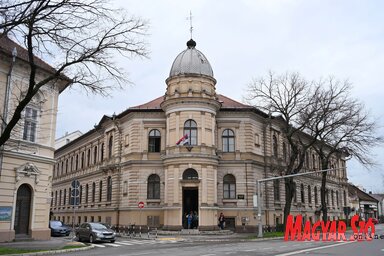 Az egykori Vörös Ökör elemi iskola, vagyis a Központi Iskola Szabadka belvárosában, ma az Ivan Goran Kovačić Általános Iskola működik itt