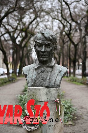 Kosztolányi Dezső 1985-ben emelt mellszobrát
Almási Gábor készítette Kosztolányi Dezső 1985-ben emelt mellszobrát
Almási Gábor készítette