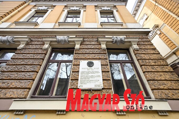 Az emléktábla a gimnázium egykori igazgatói lakásának falán Az emléktábla a gimnázium egykori igazgatói lakásának falán
