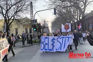 A tiltakozó egyetemisták mellett a az őket támogató polgárok, traktoros mezőgazdászok, motorosok, egészségügyi és postai dolgozók, tanárok is felvonultak (Fotó: Dér Dianna felvétele)