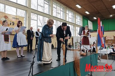 Fazekas Róbert fellobbantja a rendezvény kezdetét jelképező fáklyát (Fotó: Kazinczy Paszterkó Diana felvétele)