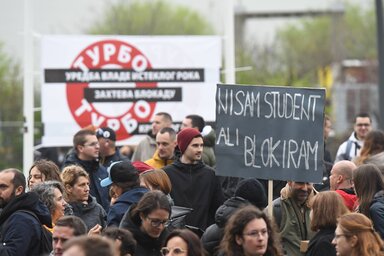 Az ország több nagyvárosában tiltakoznak a polgárok a niši bölcsészkar dékánja elleni támadás miatt (Fotó: Beta/Illusztráció)