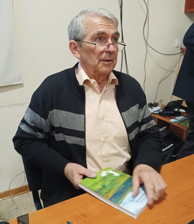 Nikowitz Oszkár a kötetével (Fotó: Miklós Hajnalka) Nikowitz Oszkár a kötetével (Fotó: Miklós Hajnalka)