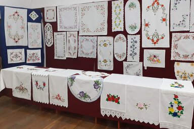 A hamis lapos öltéssel készült munkáknak értékmegőrző és értékteremtő jellegük is van (Turi Orsolya)