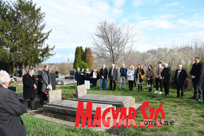 Az emlékezők Podolszki József sírjánál (Fotó: Paraczky László) Az emlékezők Podolszki József sírjánál (Fotó: Paraczky László)