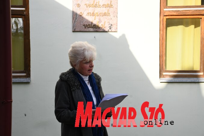 Kultúrotthonban lévő emléktáblánál Farkas Zsuzsa újságíró mondott beszédet (Fotó: Paraczky László) Kultúrotthonban lévő emléktáblánál Farkas Zsuzsa újságíró mondott beszédet (Fotó: Paraczky László)