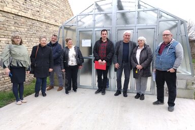 Inicijatori i učesnici projekta ispred staklenika izgrađenog u Malom Iđošu (fotografija Petera Tota)