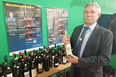 Czinki Ferenc a fesztiválnyertes cuvée borral a kezében (Kazinczy Paszterkó Diana felvétele)