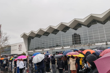 Megemlékezés Újvidéken a vasútállomás előtt (Fotó: 021.rs/Instagram)