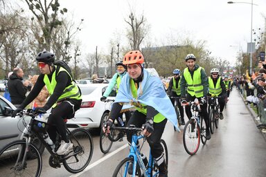 A tegnapi ősziesen hideg és eső után, ma jobb körülmények között folytathatták útjukat a Strasbourgba tartó egyetemisták (Fotó: Beta) 1300