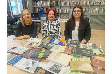 Bednárik Prokec Zita igazgatónő, Bodó Katalin és Torda Dorina könyvtáros az ajándékozott könyvekkel (Turi Orsolya)