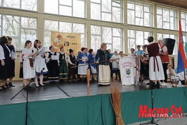 És felkerült a zászlórúdra az utolsó csapat szalaga is (Fotó: Kazinczy Paszterkó Diana)