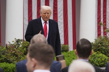 Donald Trump, midőn a Fehér Ház előtt bejelentette – a kereskedelmi értelemben vett – (vám)világháborút (Fotó: AP via Beta)