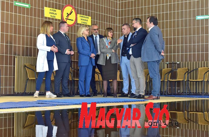 U Banji je direktorka Snežana Adžić prikazala deo objekta koji će se renovirati (fotografija Arpada Gergelja) U Banji je direktorka Snežana Adžić prikazala deo objekta koji će se renovirati (fotografija Arpada Gergelja)