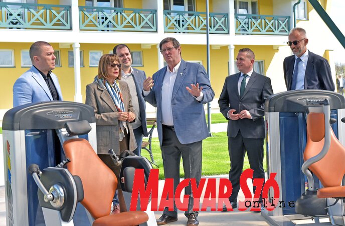 U Vojvođanskoj rvačkoj akademiji goste je u obilazak poveo njegov upravitelj Zoltan Balint (fotografija Arpada Gergelja) U Vojvođanskoj rvačkoj akademiji goste je u obilazak poveo njegov upravitelj Zoltan Balint (fotografija Arpada Gergelja)