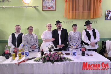 Az eseményen egy klasszikus lagzi hangulata uralkodott, amelynek színpadi elemeit a helyi Mendicus Művészeti Központ Szénaboglya néptánccsoportjának tagjai keltették életre (Fotó: Dér Diann)