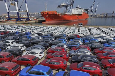 Exportra váró autókontingens a kelet-kínai Jantai (Sandong tartomány) kikötőjében (Fotó: Chinatopix Via AP)