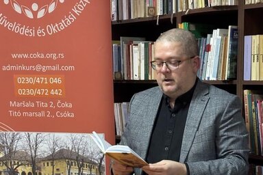 Szentmártoni János a csókai könyvbemutatón (Fotó: Imre Andrea)