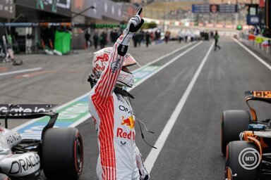 Max Verstappen ünnepel a szuzukai boxutcában, miután hajszálnyival megszerezte a pole pozíciót a McLarenek előtt (Fotó: MTI)