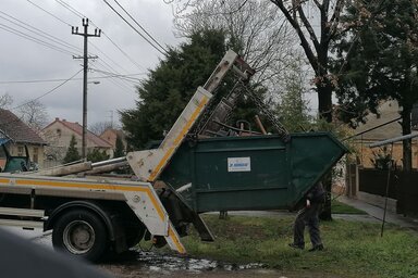 A lomtalanítás hétfőn a Széles utcában, illetve a Goricánál a Vuk Karadžić és a Šijacki utcák kereszteződésénél folytatódik (Archív felvétel)