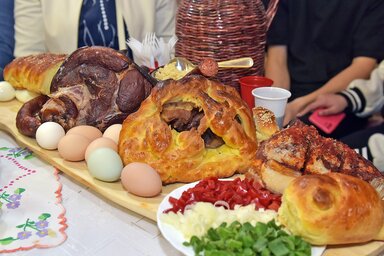 A gazdag kiállításon a dekorációs elemek mellett a húsvéti menü elemeit is bemutatták, mint pl. a sonkát, a tojást és a különféle süteményeket (Gergely Árpád felvétele)