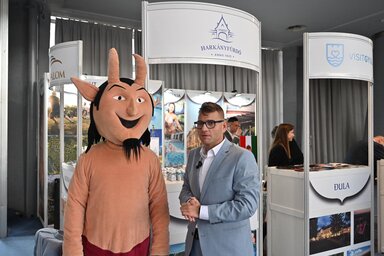 Herendi Ferenc az ördöggel, akit elnyelt a föld, és azóta meleg víz tör ki a földből (Ótos András felvétele)