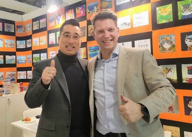 Zsolt minden évben ellátogat Milánóba az optikai kiállításra (koreai partnerével minden évben készítenek közös képet) (Fotó: Szilágyi Zsolt archívuma)