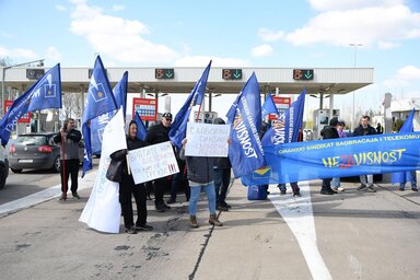 A tiltakozó alkalmazottak akciójukat figyelmeztetésnek szánták (Fotó: Beta)