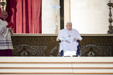 A katolikus egyházfőt a mise végén kerekesszékben tolták be a Szent Péter térre (Fotó: Beta/AP)