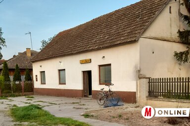 Nyáry Tamás ma is álló, vasút melletti háza ormon, amelyben Almási Gábor kisgyermekként öt évig élt testvérével és édesanyjával