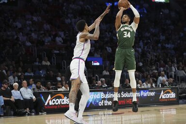 Giannis Antetokounmpo (jobbról) ezúttal is megállíthatatlan volt (Fotó: Beta/AP)