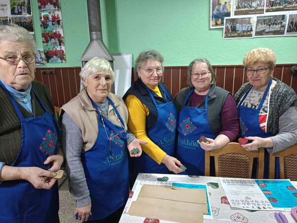 A klub kézimunkázó asszonyainak szakkörös csapata különböző formájú gyertyákat készített (Fotó: Paraczky László) A klub kézimunkázó asszonyainak szakkörös csapata különböző formájú gyertyákat készített (Fotó: Paraczky László)