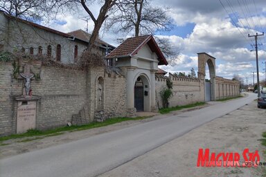 A Március 27. utca a Szent Kereszt templom mellett húzódik (Fotó: Patyi Szilárd)