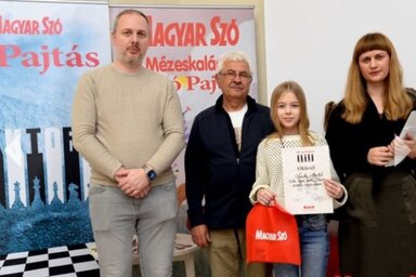 Tomik Enikő, a fiatal sakkozó a verseny zsűritagjaival (Dávid Csilla)