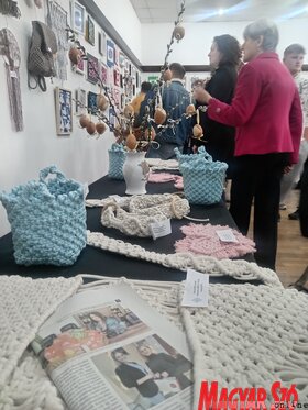 Kiállítás Topolyán a Szakkör munkáiból – makramé és quilling