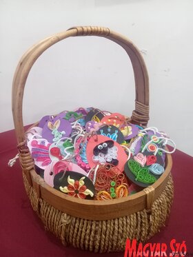Kiállítás Topolyán a Szakkör munkáiból – makramé és quilling