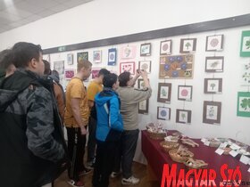 Kiállítás Topolyán a Szakkör munkáiból – makramé és quilling
