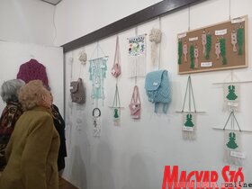 Kiállítás Topolyán a Szakkör munkáiból – makramé és quilling