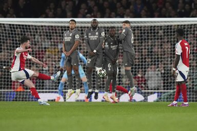 Declan Rice gyönyörűen csavarta el a fal mellett (Fotó: Beta/AP)