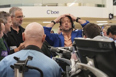 A chicagói tőzsde (CBOT) brókerének reakciója a vámtarifák okozta részvényárzuhanásra (Fotó: AP via Beta)
