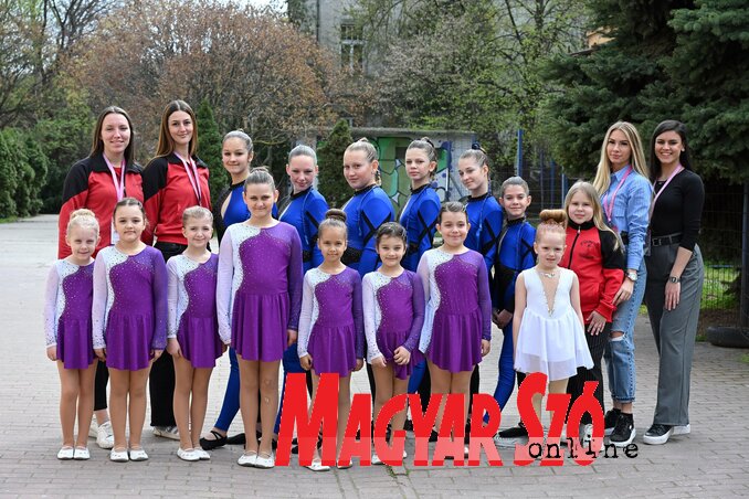 A zentai Flamenco Táncklub oktatói és néhány táncosa (Fotó: Molnár Edvárd) A zentai Flamenco Táncklub oktatói és néhány táncosa (Fotó: Molnár Edvárd)