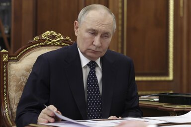 John Healy hangsúlyozta: nem lehet veszélyeztetni a békét azzal, hogy megfeledkezünk a háborúról (Fotó: Beta/AP)